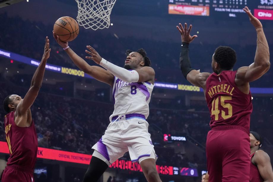 乔治32分马尔卡宁28+12 爵士客场击败骑士