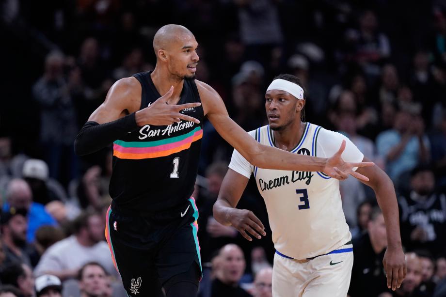 文班5记三分砍22+10字母哥21分 马刺送雄鹿3连败