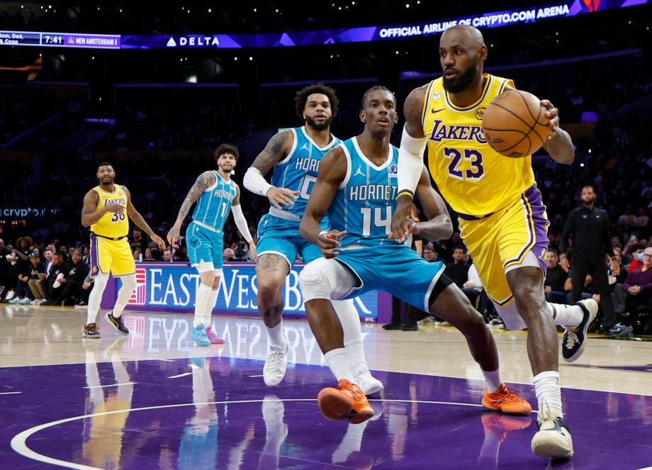 詹姆斯29+9东契奇39分 鲍尔30+11湖人惨败黄蜂