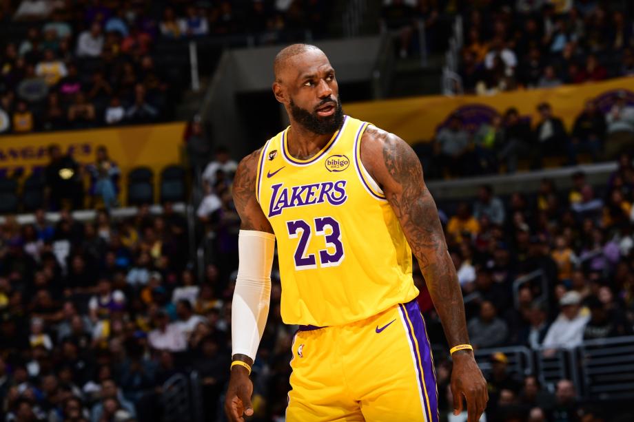 詹姆斯29+9东契奇39分 鲍尔30+11湖人惨败黄蜂