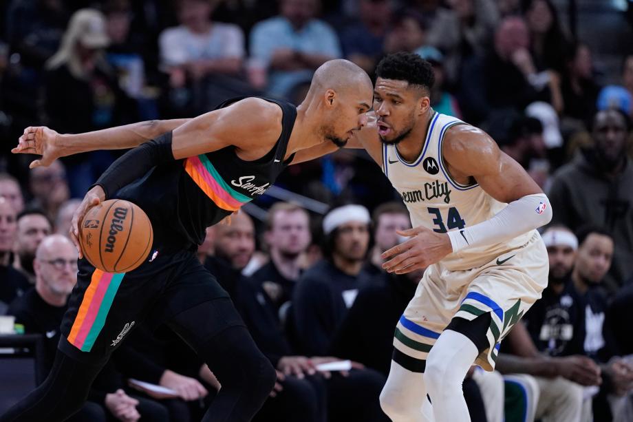 文班5记三分砍22+10字母哥21分 马刺送雄鹿3连败