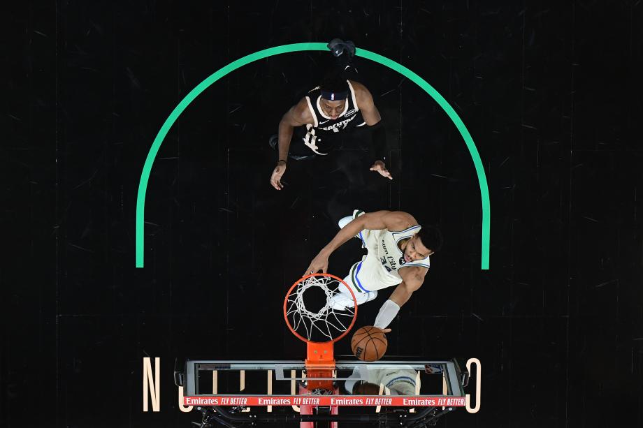 字母哥21+17沃克空砍32分 雄鹿险胜老鹰