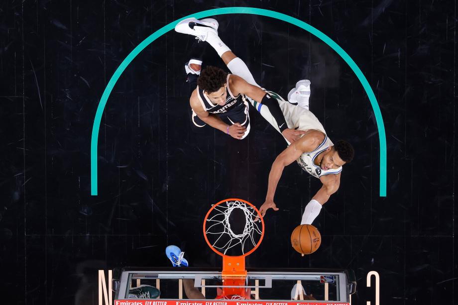 字母哥21+17沃克空砍32分 雄鹿险胜老鹰