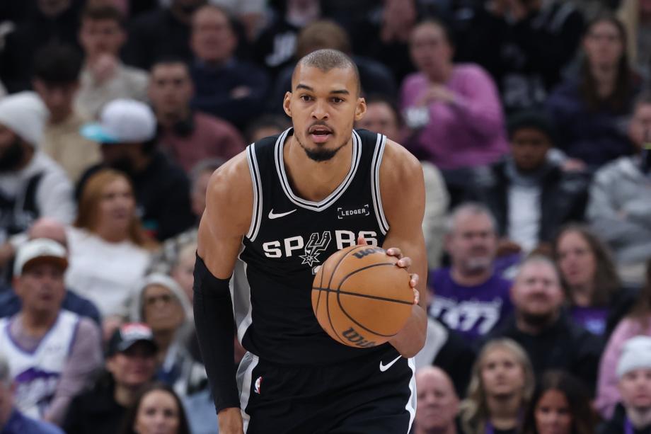 文班亚马26+13福克斯31分 马刺客场战胜爵士