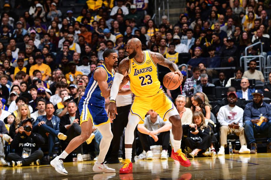 詹姆斯20+7+10里夫斯16分 湖人力克勇士三连胜