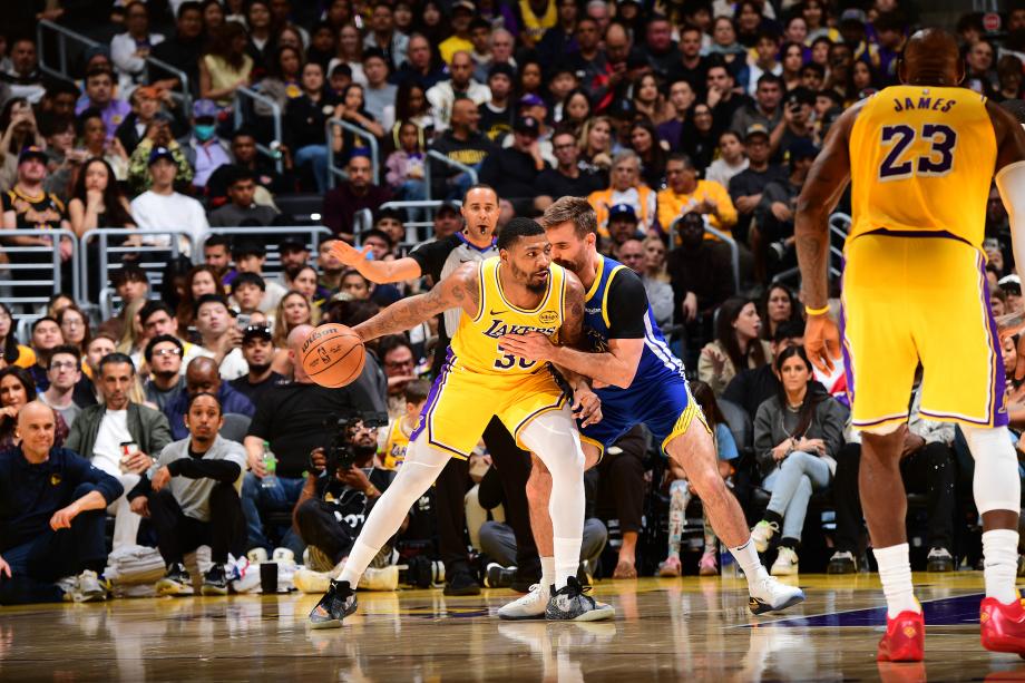 詹姆斯20+7+10里夫斯16分 湖人力克勇士三连胜