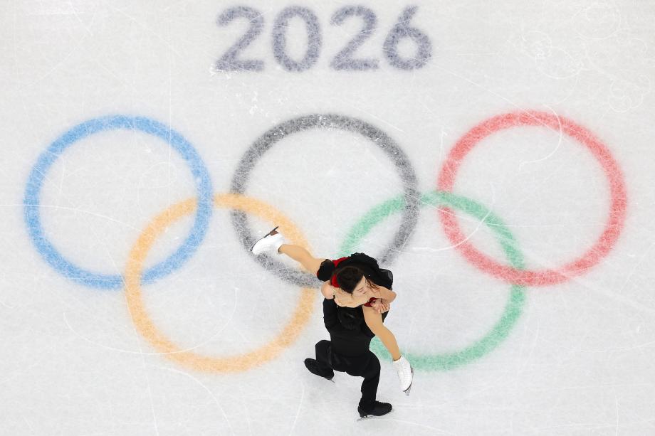 图]行动完成出色 隋爱静/韩聪滑进花滑双东谈主解放滑