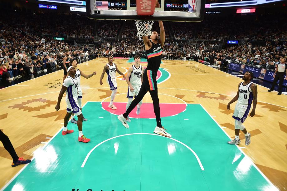 文班亚马28+16+6+4德罗赞20分 马刺轻取国王