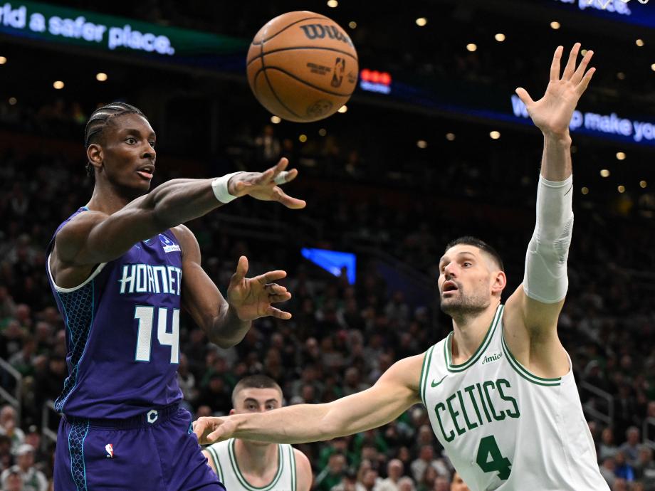 克努佩尔20分德里克·怀特29分 黄蜂大胜凯尔特人