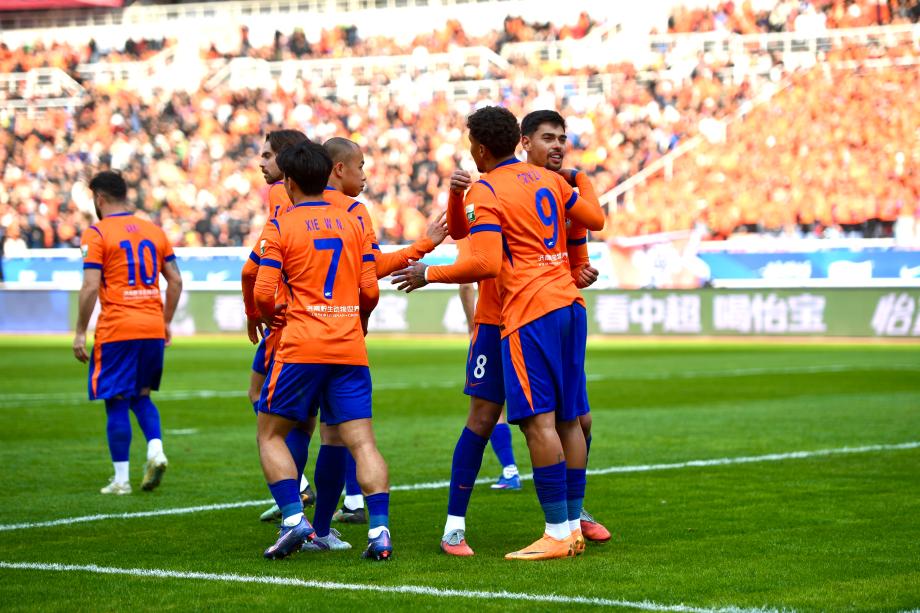 主场三球完胜辽宁铁人 山东泰山收获开门红