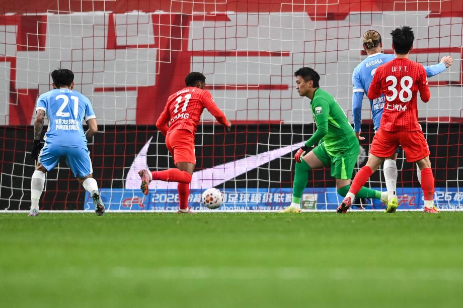 钟义浩进球迈达纳破门 河南队战胜上海海港