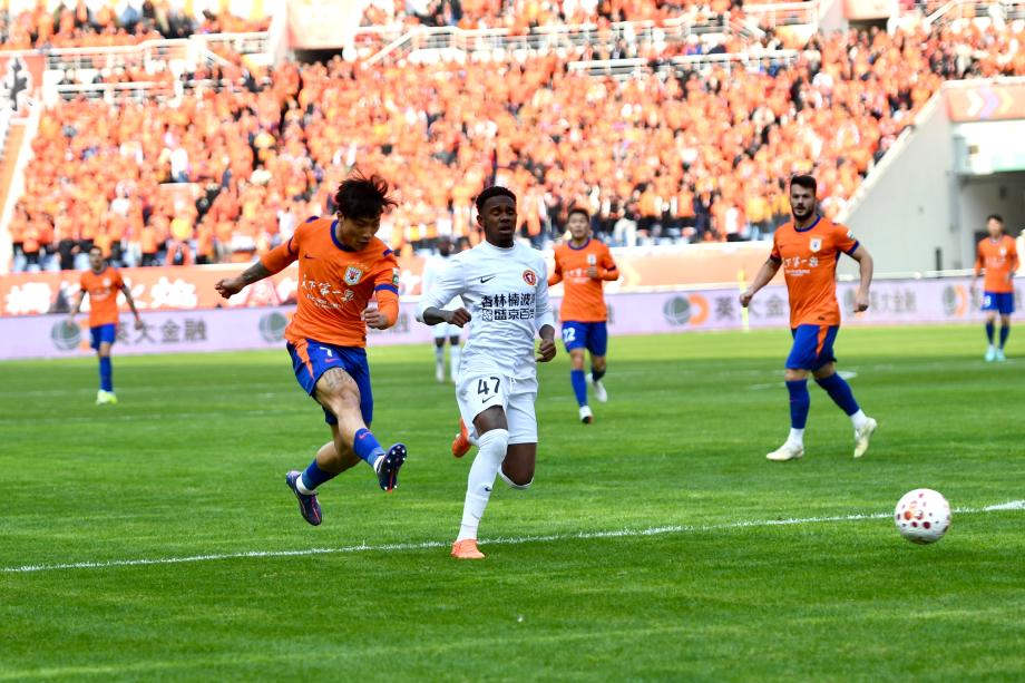 [图]主场三球完胜辽宁铁东说念主 山东泰山得益开门红体育集锦