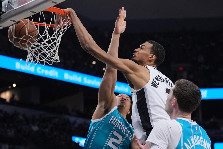 文班亚马32+12+8近5战数据比肩姚明 马刺轻取黄蜂