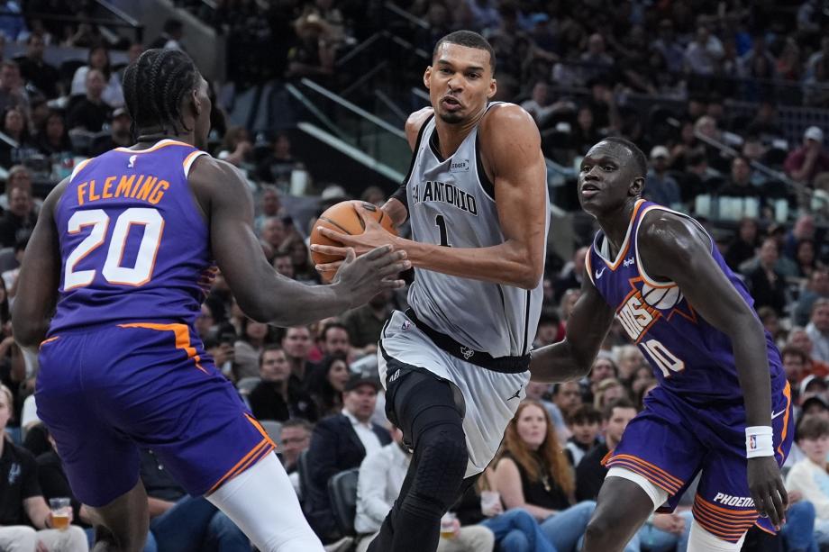 文班亚马准绝杀 马刺逆转太阳时隔7年重返季后赛