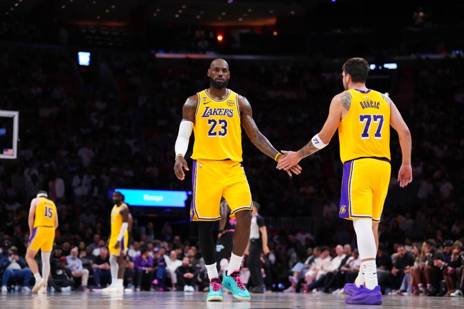 东契奇60分詹姆斯三双+加冕出场王 湖人逆转热火