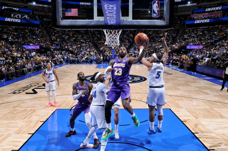 肯纳德三分准绝杀詹姆斯里程碑 湖人险胜魔术