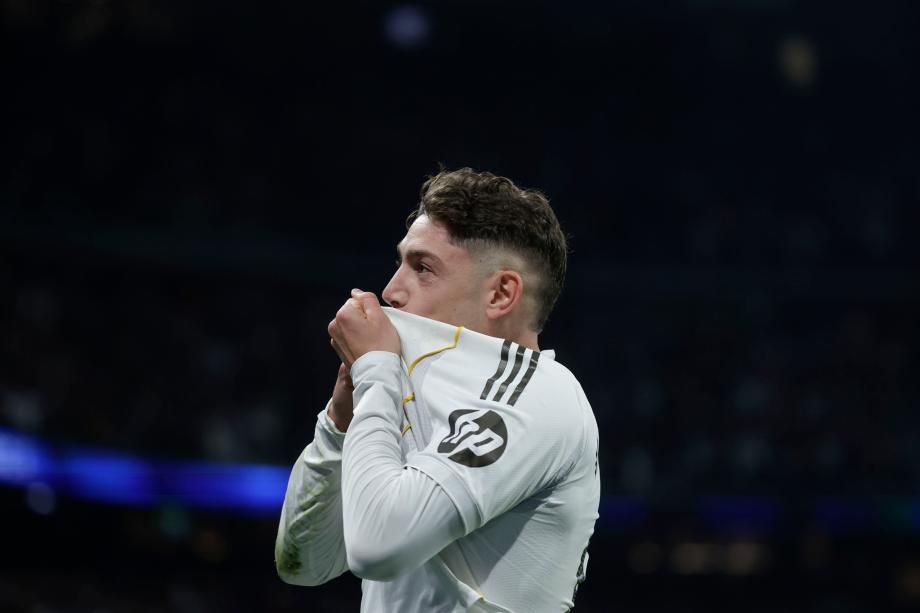 维尼修斯梅开二度 马德里德比皇马击败马竞