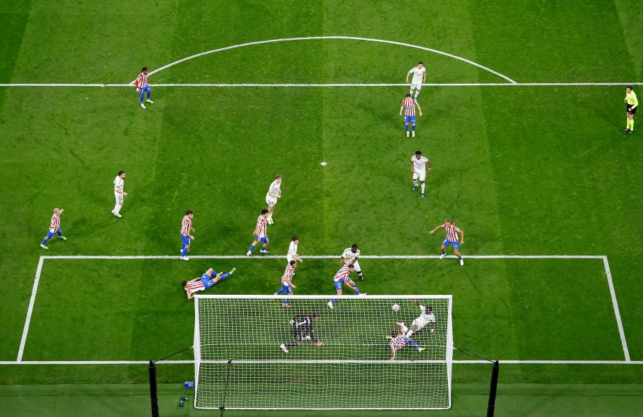 维尼修斯梅开二度 马德里德比皇马击败马竞