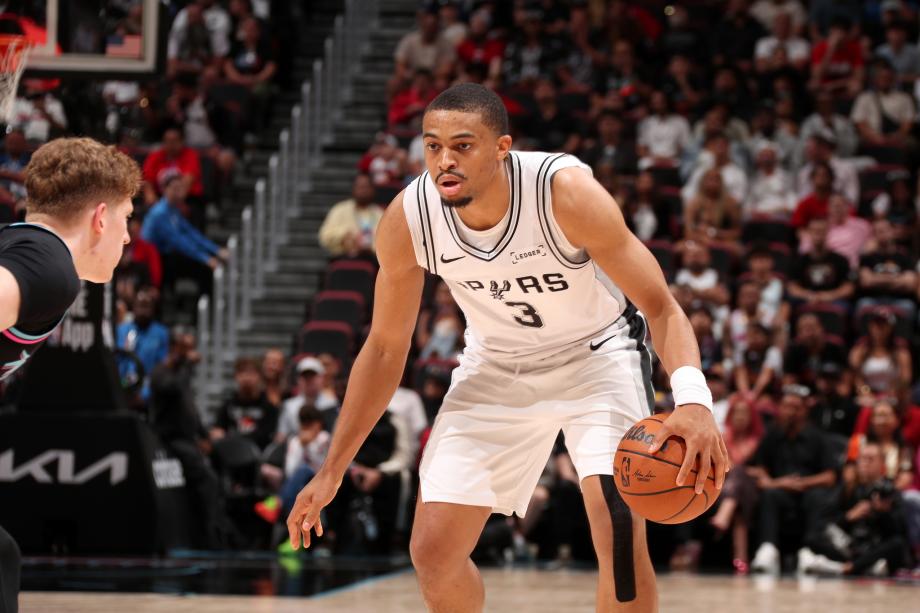 文班亚马26+15+5哈珀21+4+6 马刺大胜热火取6连胜