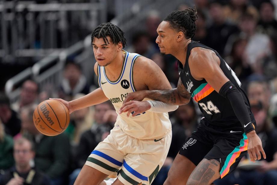 文班亚马23+15 马刺七人上双客场32分大胜雄鹿