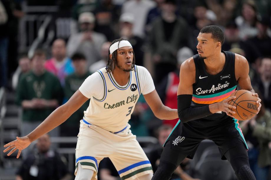 文班亚马23+15 马刺七人上双客场32分大胜雄鹿