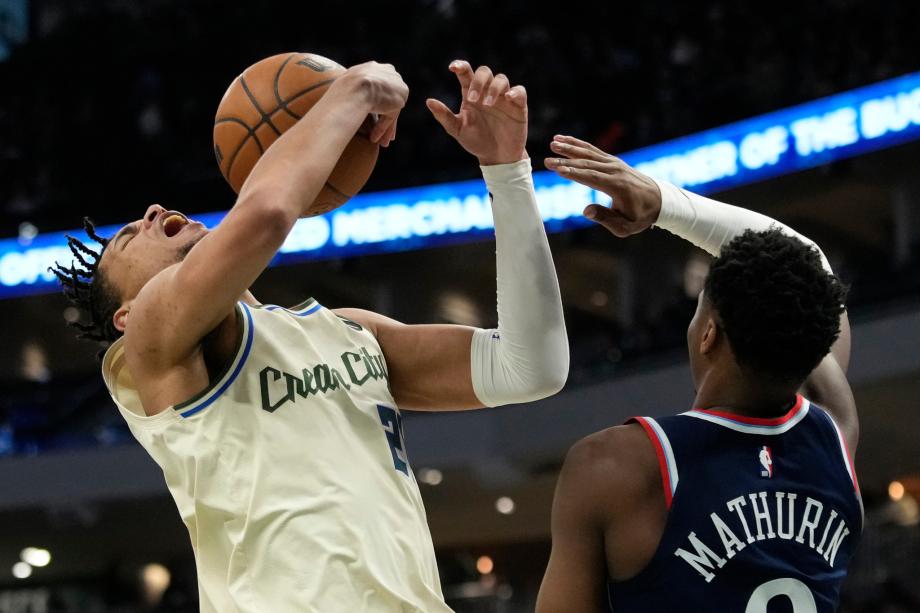 伦纳德20+8特伦特赛季新高36分 快船轻取雄鹿