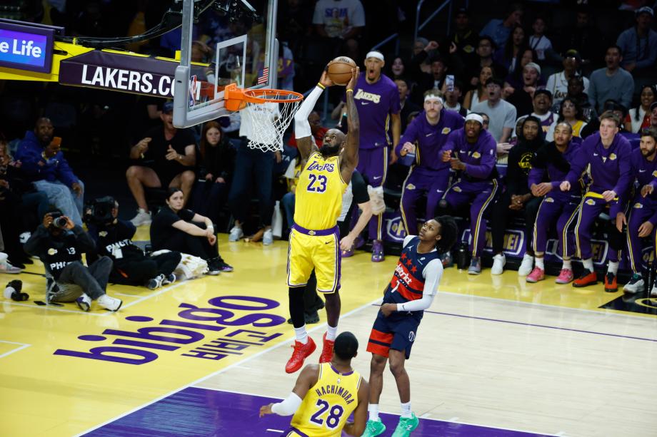 詹姆斯21+10+12三双 湖人六人得分上双轻取奇才