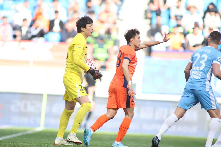 叶博亚破门牟鹏飞多次救险 青岛海牛胜河南队