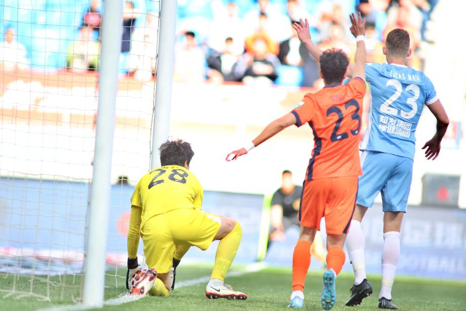 叶博亚破门牟鹏飞多次救险 青岛海牛胜河南队