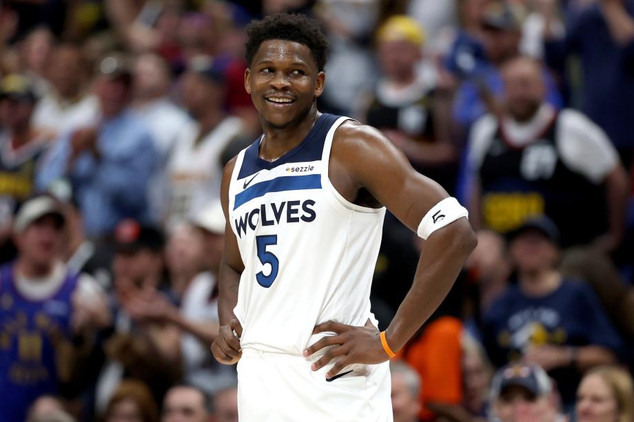 爱德华兹30+10 森林狼19分大逆转掘金总分扳成1-1