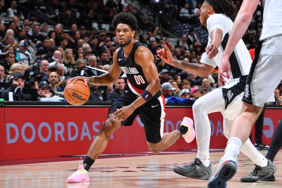 亨德森31分文班伤退 开拓者逆转马刺扳平总比分