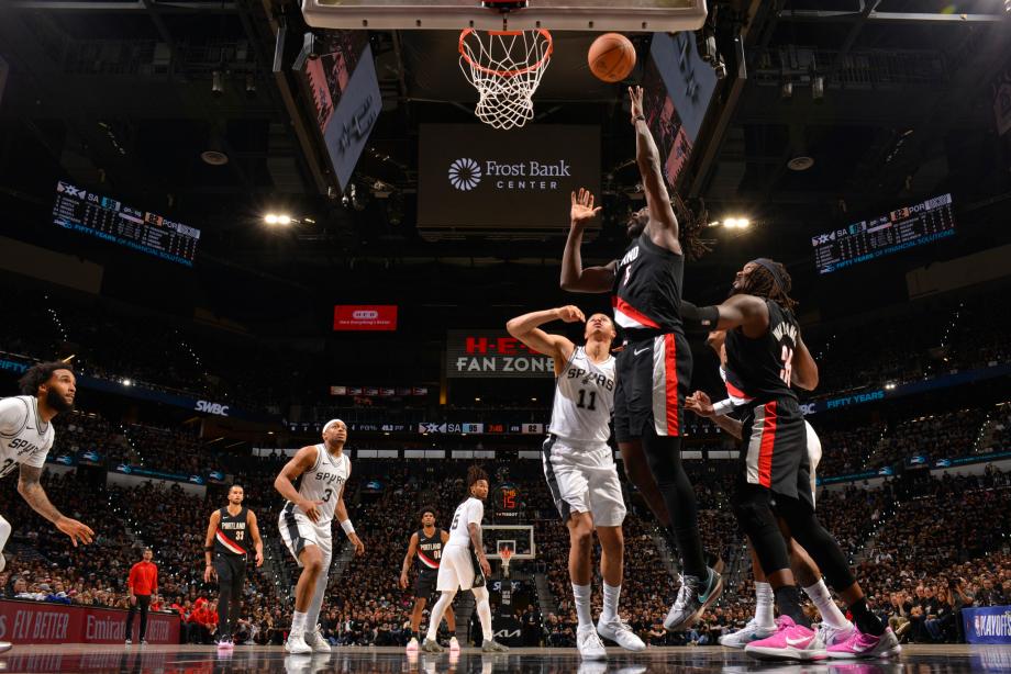 亨德森31分文班伤退 开拓者逆转马刺扳平总比分