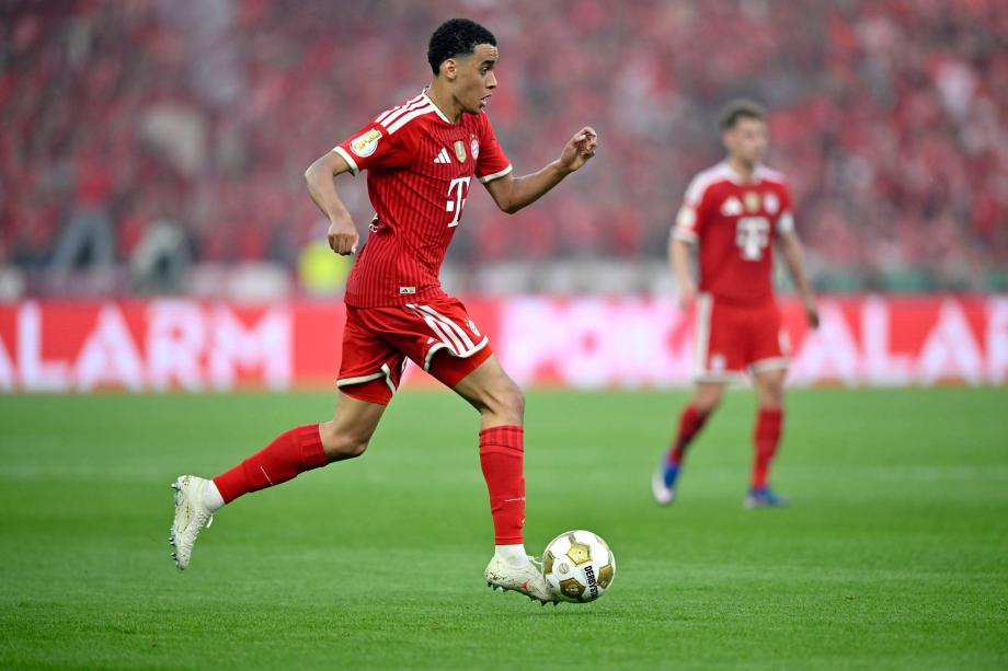 凯恩戴帽 拜仁3-0斯图加特问鼎德国杯加冕三冠王