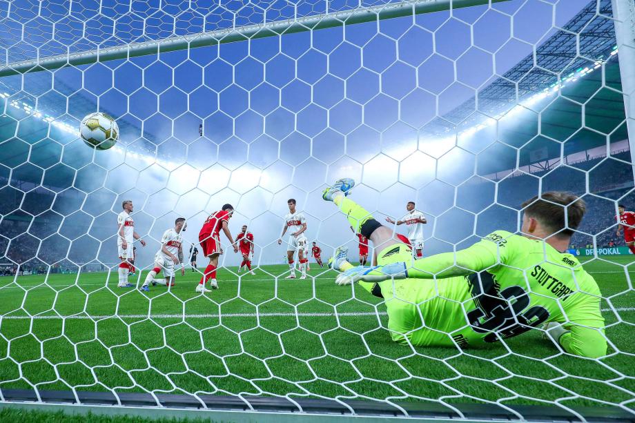 凯恩戴帽 拜仁3-0斯图加特问鼎德国杯加冕三冠王