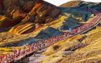6,000 marathon runners traverse the heart of hundred-million-year-old colorful hills