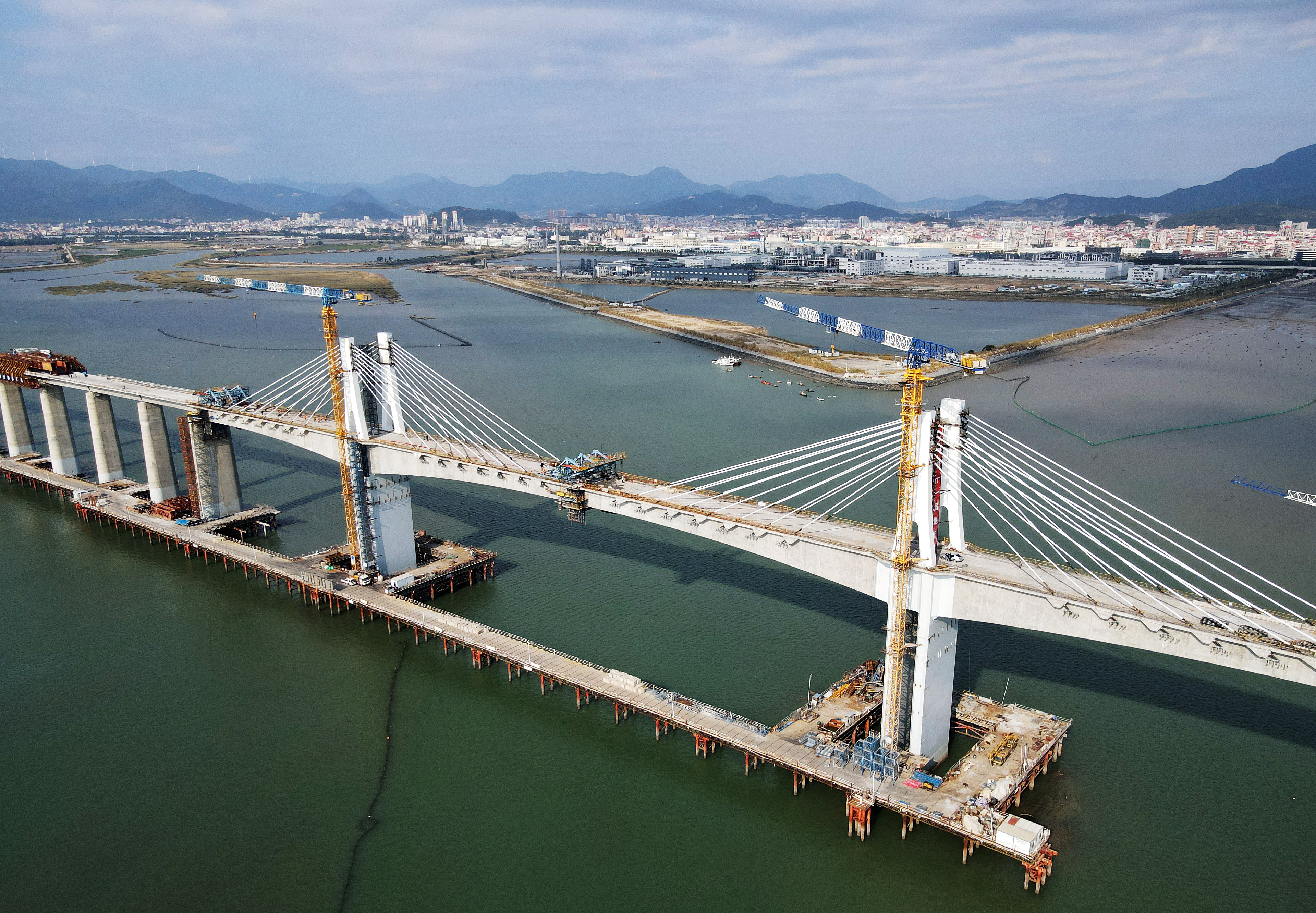 这是11月13日拍摄的建设中的新建福厦铁路湄洲湾跨海大桥。当日 