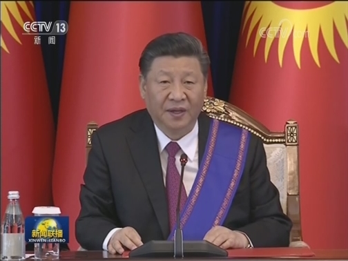 习近平出席仪式 接受吉尔吉斯斯坦总统授予“玛纳斯”一级勋章