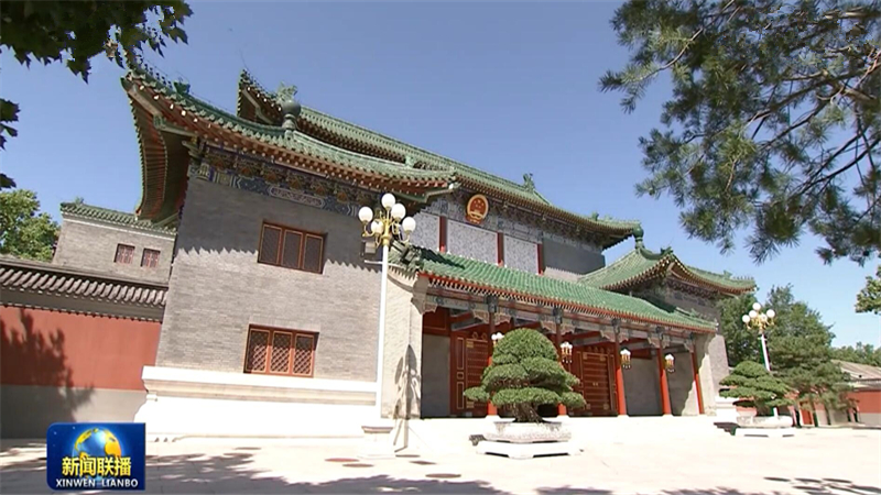 习近平主持召开经济社会领域专家座谈会强调 着眼长远把握大势开门问策集思广益 研究新情况作出新规划