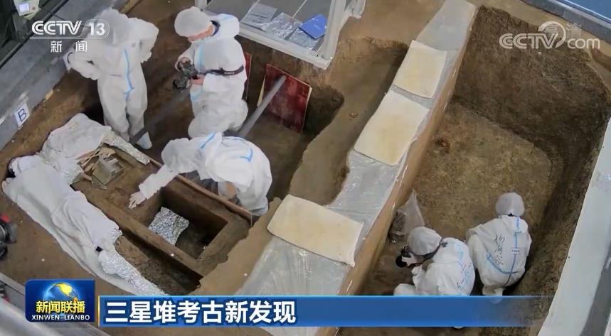 【三星堆考古新发现】神秘木匣启动发掘 最大青铜尊被提取