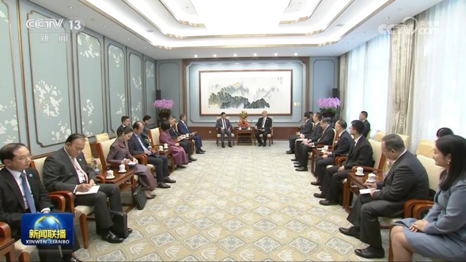 蔡奇会见柬埔寨首相