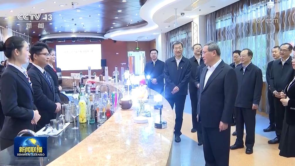 李强在上海调研技能人才工作