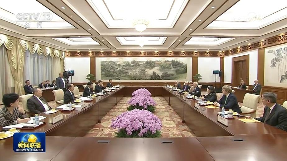 王沪宁会见英国两党议员代表团
