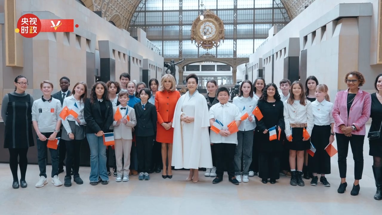 独家视频丨彭丽媛同法国总统马克龙夫人参观奥赛博物馆1