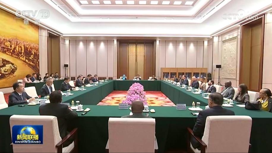 丁薛祥集体会见出席全球共享发展行动论坛第二届高级别会议外方代表