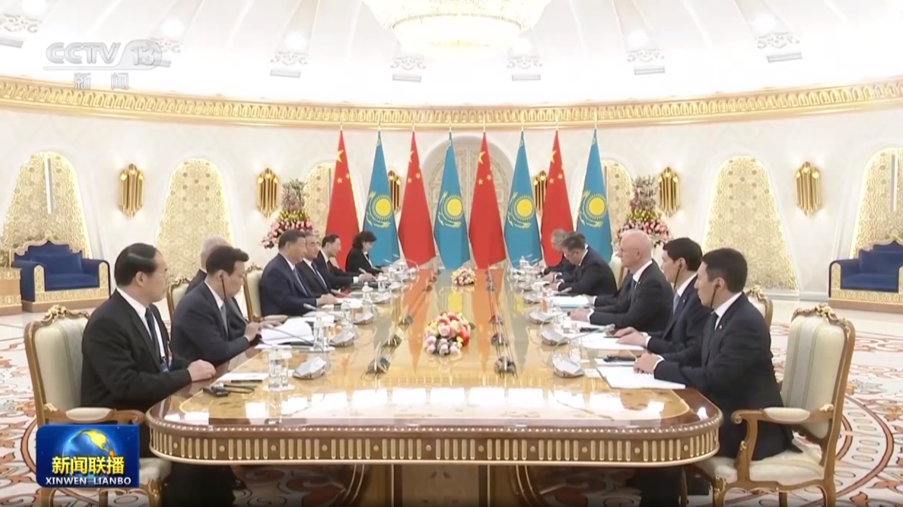 习近平同哈萨克斯坦总统托卡耶夫举行会谈
