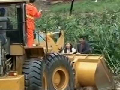 甘肃天水山体滑坡 遇险群众获救