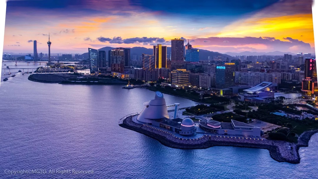 贺一诚指出,澳门经济多元化是适度的多元化,哪些产业适合在澳门发展