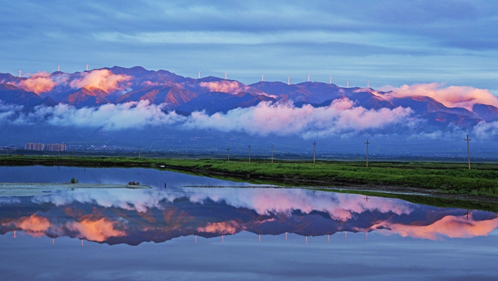 山西运城:雨后盐湖美如画8月19日,雨后的山西运城盐湖景美如画