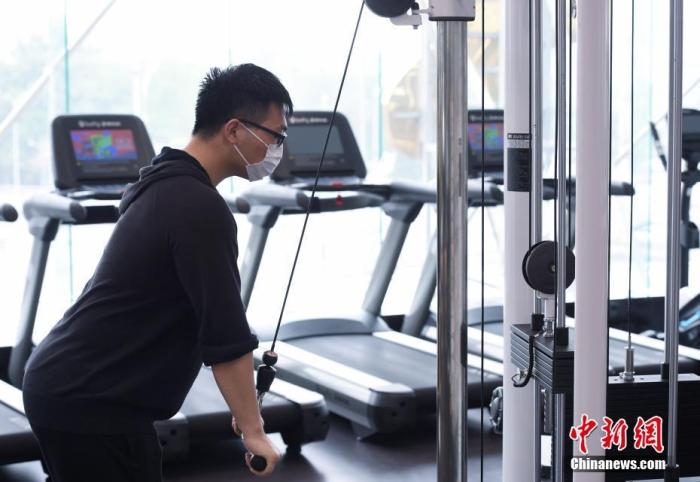 资料图：一位市民在健身房内锻炼。中新社记者 侯宇 摄