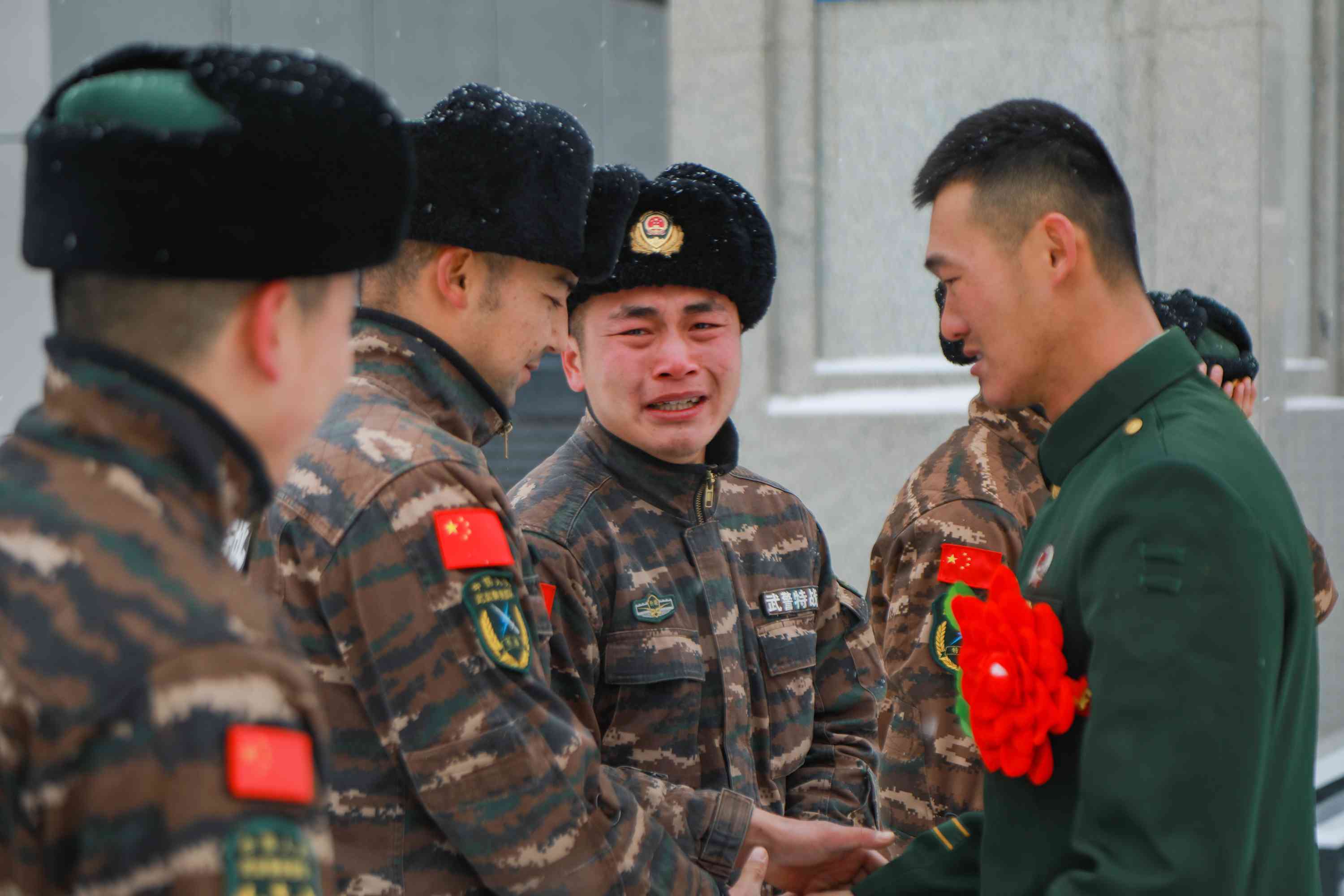 泪洒军营!武警新疆总队克拉玛依支队欢送退伍老兵光荣返乡